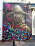 850246 Afbeelding van een graffitikunstwerk gemaakt door 'Black Book', op de zijgevel van het pand Voorstraat 32 in de ...